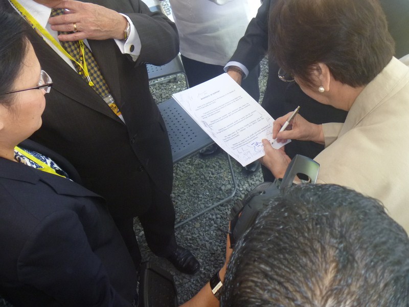 Dr. Mina Gabor signing the manifesto