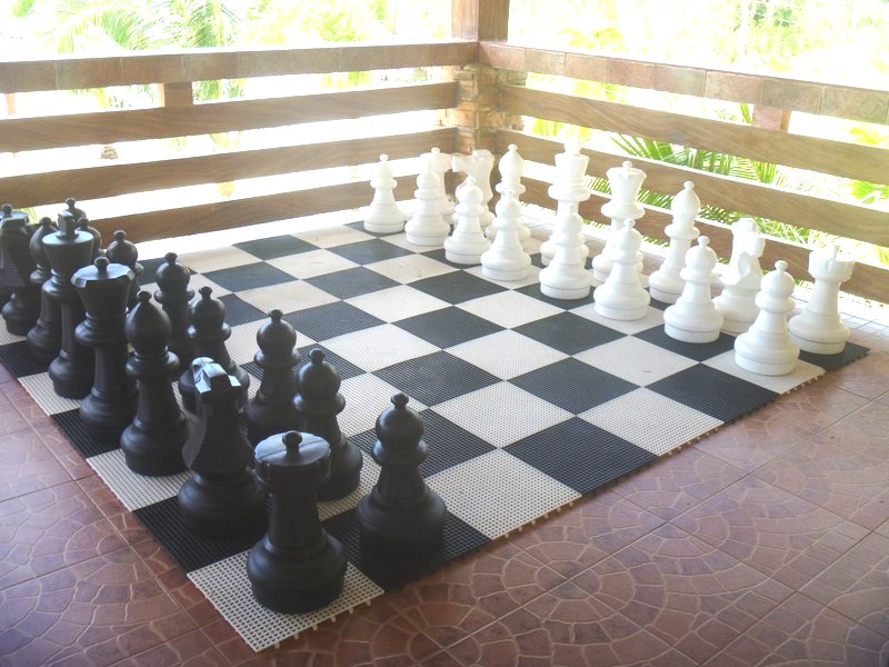 Body size chess set